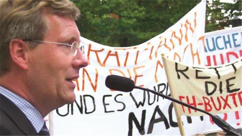 Der damalige Ministerpräsident Christian Wulff (CDU) spricht am 29. September 2003 vor 700 protestierenden Studenten und Bürgern an der Fachhochschule Buxtehude.