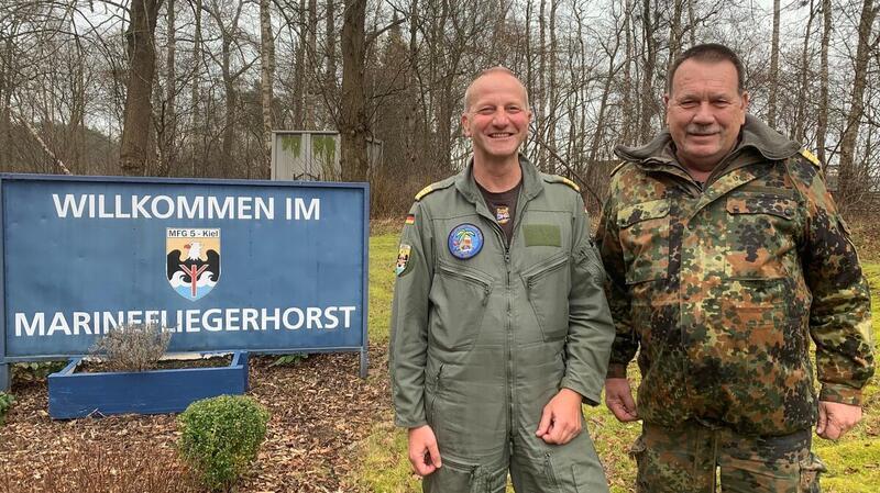 „Ich hörte einen Knall“: Pilot erinnert sich an Helikopter-Absturz auf See Der damalige Pilot, Fregattenkapitän Stephan S., mit dem Hubschraubereinsatzoffizier Kapitänleutnant Thorsten K. beim MFG5 in Nordholz.
