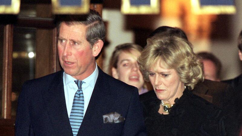 Die Sturmfeste: Queen Camilla führt durch die Krise Der damalige britische Thronfolger Prinz Charles und seine langjährige Freundin Camilla Parker Bowles im Jahr 1999.