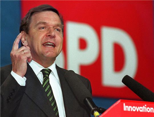 Der damalige niedersächsische Ministerpräsident Gerhard Schröder bei einem Termin.