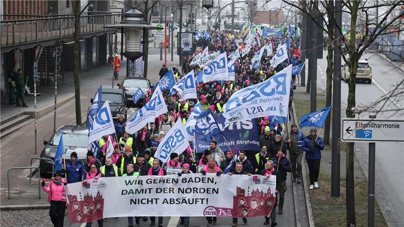Der dbb-Protestzug läuft in die Hafencity.