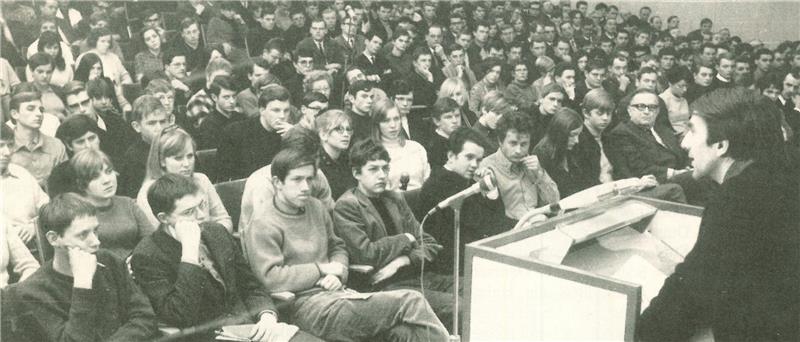 Der denkwürdige Auftritt des Studentenführers Rudi Dutschke (rechts) in der voll besetzten Aula der Halepaghen-Schule (HPS) am 6. März 1968. Links vor seiner Nase sitzt Schulleiter Johannes Güthling. Fotos TAGEBLATT-Archiv (2)