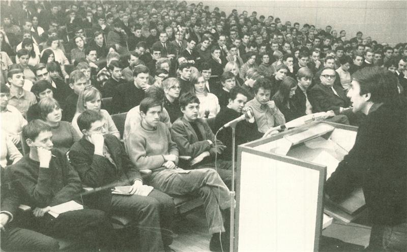 Der denkwürdige Auftritt des Studentenführers Rudi Dutschke (rechts) in der voll besetzten Aula der Halepaghen-Schule am 6. März 1968.