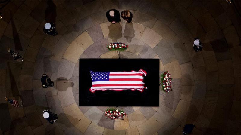 Der designierte US-Präsident Donald Trump und seine Frau Melania Trump stehen vor dem mit einer Flagge drapierten Sarg des verstorbenen ehemaligen Präsidenten Jimmy Carter im US-Kapitol.