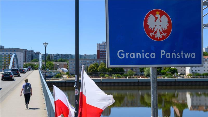 Polen rechnet mit Verzögerungen durch Grenzkontrollen Der deutsch-polnische Grenzübergang Stadtbrücke zwischen Frankfurt (Oder) und Slubice. Polens Regierung rechnet mit Behinderungen des Grenzverkehrs durch die am Montag beginnenden Kontrollen an der Grenze. (Archivbild)