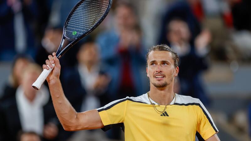 Zverev zum vierten Mal in Serie im French-Open-Halbfinale Der deutsche Alexander Zverev feiert seinen Sieg im Viertelfinale und zieht damit zum 4. Mal in Folge ins Halbfinale der French Open.