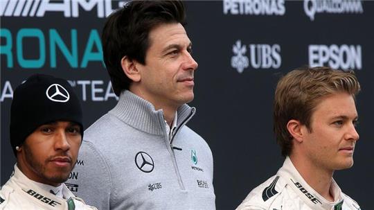 Der deutsche Formel-1-Pilot Nico Rosberg (R) und der britische Formel-1-Pilot Lewis Hamilton (L) vom Mercedes AMG Petronas Team sowie der österreichische Mercedes-Motorsportchef Toto Wolff.