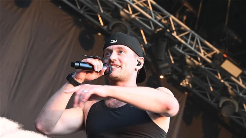 MS Dockville begeistert Fans bei sommerlichen Temperaturen Der deutsche Hip-Hop-Künstler Ritter Lean sorgte für das erste Highlight des MS Dockville.