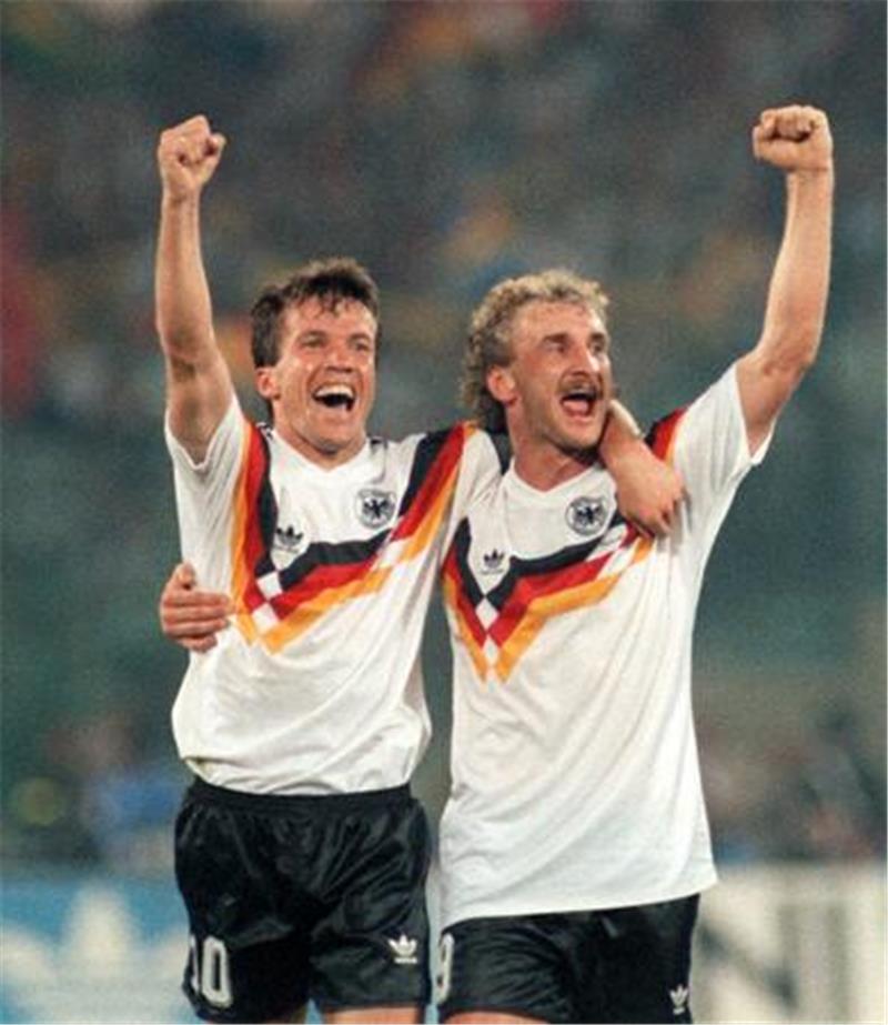 Die Wandlung des Lothar Matthäus: Anerkannt statt ausgelacht Der deutsche Mittelfeldspieler und Kapitän Lothar Matthäus (l) und Stürmer Rudi Völler strecken jubelnd eine Faust hoch. Die deutsche Fußballnationalmannschaft gewinnt am 8.7.1990 im Olympiastadion von Rom das Endspiel der Fußball-WM gegen Argentinien mit 1\0.