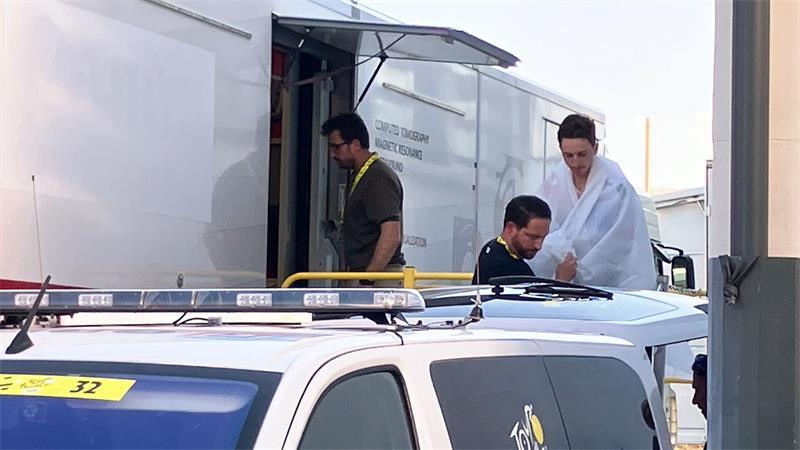 Der deutsche Radprofi Florian Lipowitz verlässt nach seinem Sturz den Röntgen-Truck.