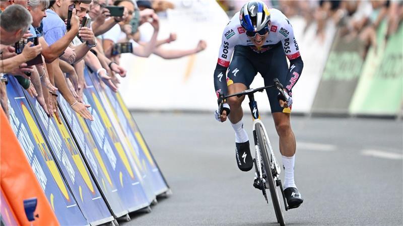 Bilder des Tages Der deutsche Radsport-Star Florian Lipowitz wird beim Einzelzeitfahren der Deutschland Tour, seinem ersten Rennauftritt nach dem dritten Gesamtrang bei der Tour de France, gefeiert.