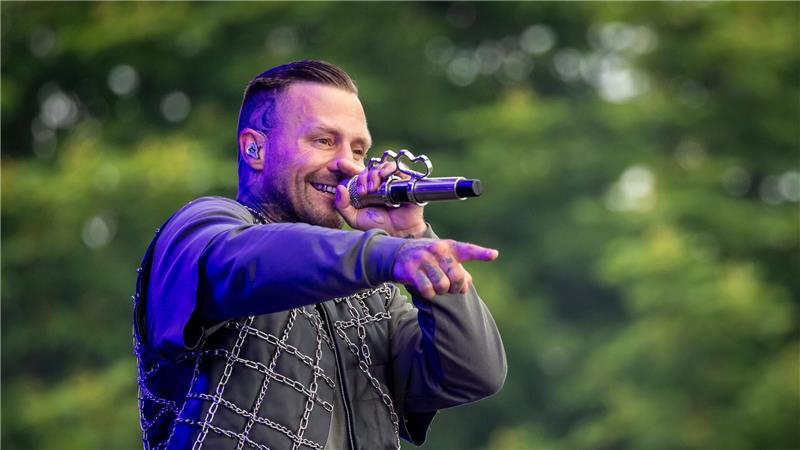Der deutsche Rapper Kontra K (Maximilian Diehn) hat Taylor Swift von Platz eins in den Album-Charts vertreiben können. (Archivbild)