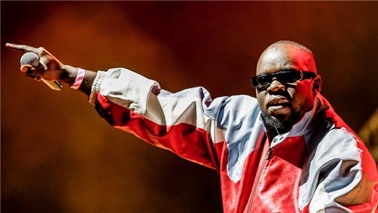 Der deutsche Rapper Sugar MMFK aus Bonn steht als Support Act vor dem Konzert des US-Rappers «50 Cent» bei seinem Konzert in der Barclaycard-Arena auf der Bühne. «50 Cent» spielt drei Konzerte in Deutschland. Der Gründer der G-Unit kommt im Oktober noch nach Stuttgart und München. Foto: Axel Heimken/dpa