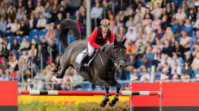 Der deutsche Reiter Marcus Ehning überspringt bei der Weltmeisterschaft auf seinem Pferd Coolio 42 ein Hindernis.