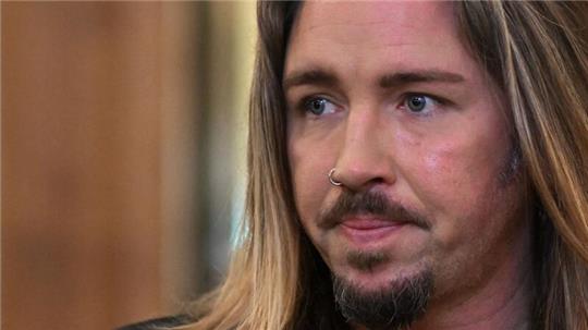 Der deutsche Rockmusiker Gil Ofarim betritt am zweiten Prozesstag den Saal des Landgerichts in Leipzig.