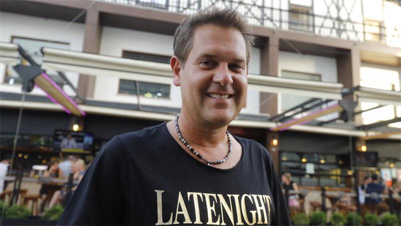 Der deutsche Sänger Peter Wackel steht im Bierkönig. Er gehört zu den bekanntesten deutschen Sängern an der Playa de Palma.