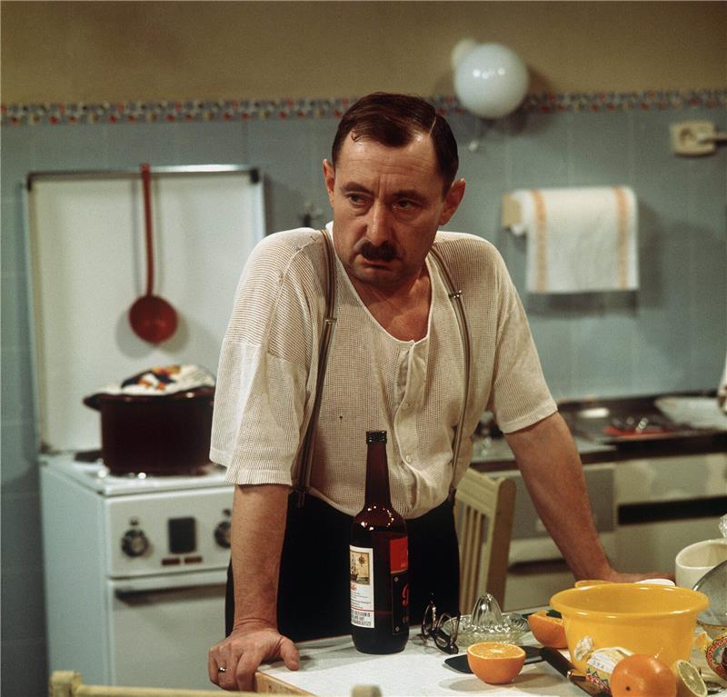 50 Jahre Ekel Alfred: Serie „Ein Herz und eine Seele“ hat Jubiläum Der deutsche Schauspieler Heinz Schubert als nörgeliger Alfred Tetzlaff in der ARD-Familienserie "Ein Herz und eine Seele".  Foto: Horst Ossinger/dpa