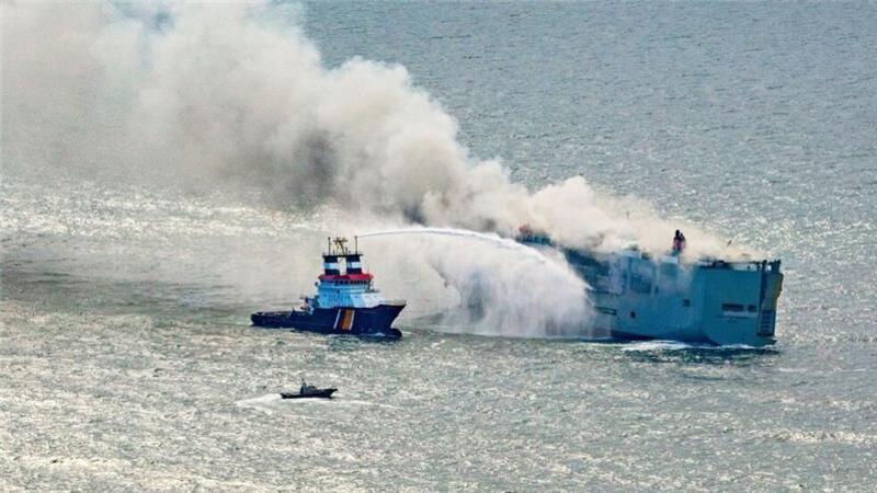 Der deutsche Schlepper „Nordic“ bekämpft das Feuer auf dem Frachter „Fremantle Highway“.