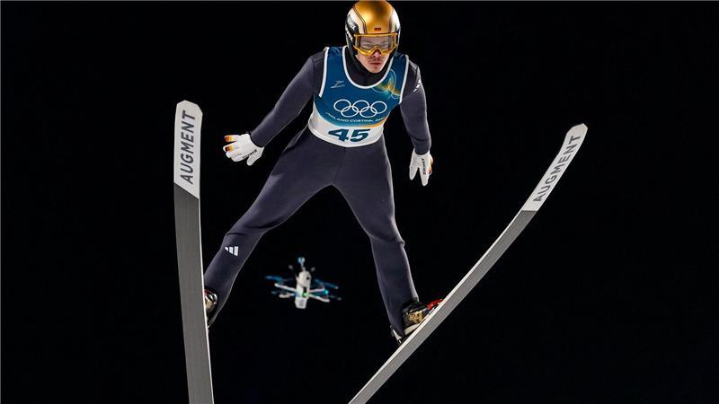 Der deutsche Skispringer Philipp Raimund wird von einer Drohne gefilmt.