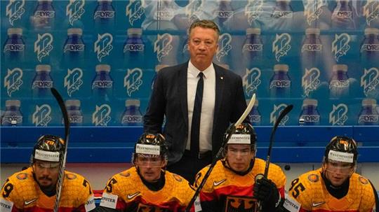 Der deutsche Trainer Harold Kreis schaut während eines Spiels von der Bank aus zu.