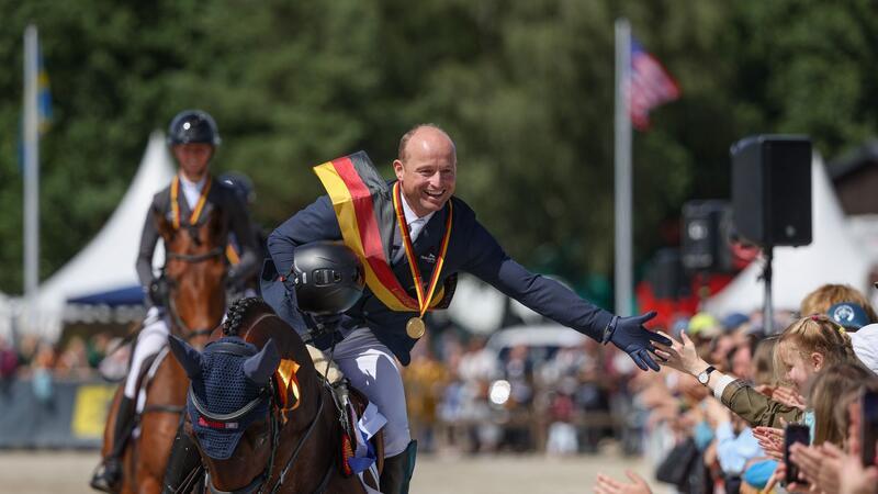 Start-Ziel-Sieg für Vielseitigkeitsreiter Jung bei der DM Der deutsche Vielseitigkeitsreiter Michael Jung und reitet auf der Ehrenrunde.