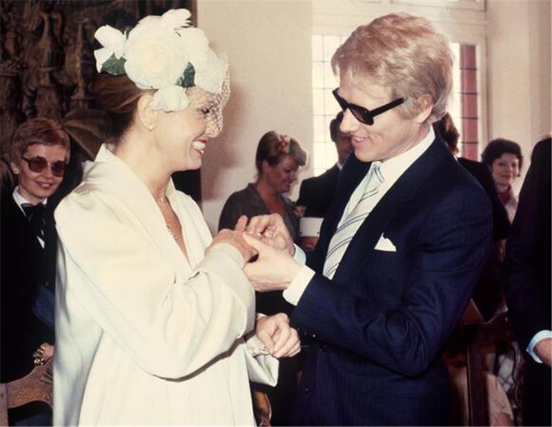 Der deutsche Volksmusiksänger Heino steckt seiner Braut Hannelore von Auersperg während der standesamtlichen Trauung im Rathaus den Ehering an den Finger.