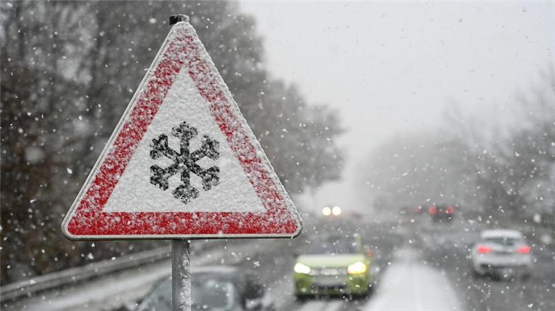 Gefährliche Glätte in ganz Deutschland Der deutsche Wetterdienst warnt vor gefährlichem gefrierenden Regen, der zu Glatteis führen kann.