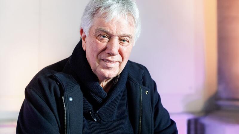 Der deutscher Musiker, Komponist, Musikproduzent und Autor von Kinderliedern, Rolf Zuckowski vor einem Konzert.l