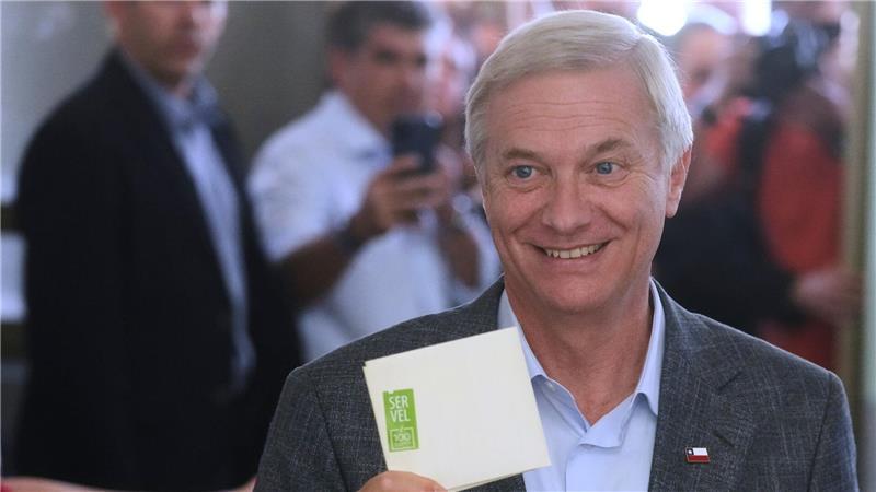 Chile: Stichwahl muss Kampf ums Präsidentenamt entscheiden Der deutschstämmige Rechtspolitiker Kast wird wohl gegen die Kommunistin Jara in die Stichwahl ziehen.