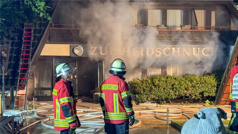 Der dichte Rauch breitete sich schnell vom Keller über das Erdgeschoss bis in den ersten Stock aus.