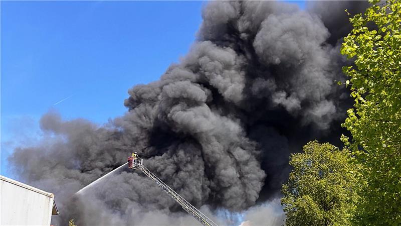 Der dichte schwarze Rauch war weithin sichtbar. 