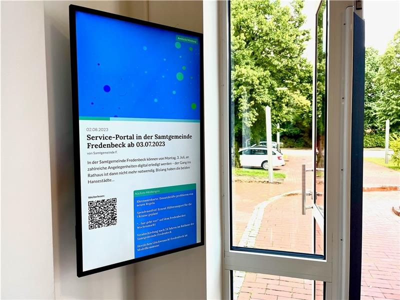 Der digitale Schaukasten im Rathaus. Fotos: Ahrens