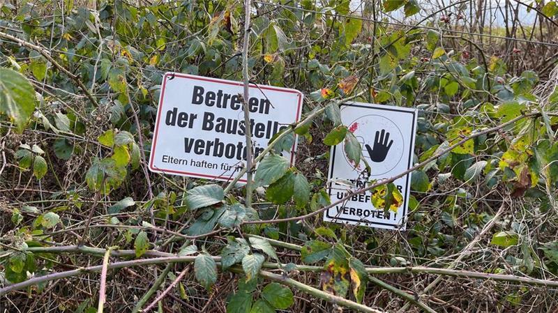 Beton statt Biotop: Baufirma will Baggersee-Auflagen streichen lassen Der direkte Weg zum Baggersee ist mit Bauzäunen versperrt.