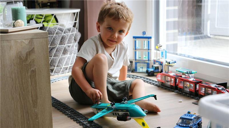 Der dreijährige Elias spielt am liebsten mit Autos - aber auch Flugzeuge haben es ihm angetan.