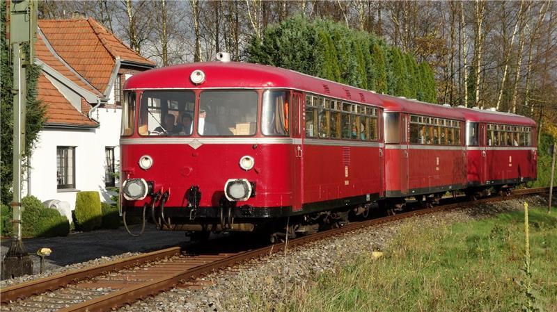 Der dreiteilige Schienenbus der Museumseisenbahn Ammerland-Barßel-Saterland ist am Jubiläumstag dabei.