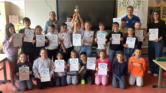 Der dritte Jahrgang der Grundschule Wiepenkathen bekam vom LSN-Projektleiter Dennis Yaghobi einen Pokal sowie Urkunden überreicht.
