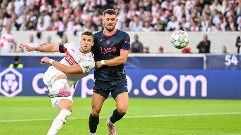 Dreifacher Demirovic: Stuttgart feiert souveränen Start-Sieg Der dritte Streich: Demirovic (l.) trifft technisch anspruchsvoll.