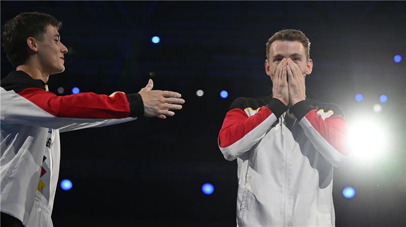 Titel und Tränen: Dunkel bejubelt EM-Gold, Toba tritt ab Der drittplatzierte Timo Eder beglückwünscht den Europameister.