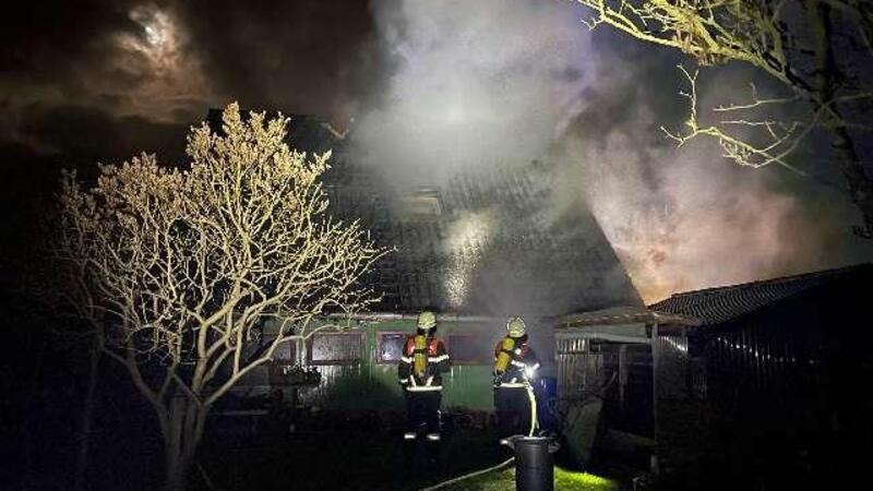 Der durch das Feuer angerichtete Sachschaden wird von der Polizei auf mehrere zehntausend Euro geschätzt.
