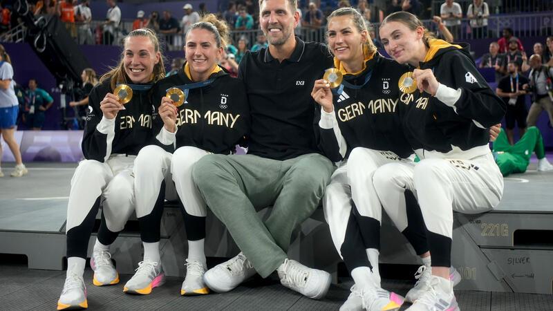 Der ehemalige Basketballspieler Dirk Nowitzki feiert mit die Goldmedaillengewinnerinnen Svenja Brunckhorst (l-r), Marie Reichert, Sonja Greinacher und Elisa Mevius nach der Siegerehrung.