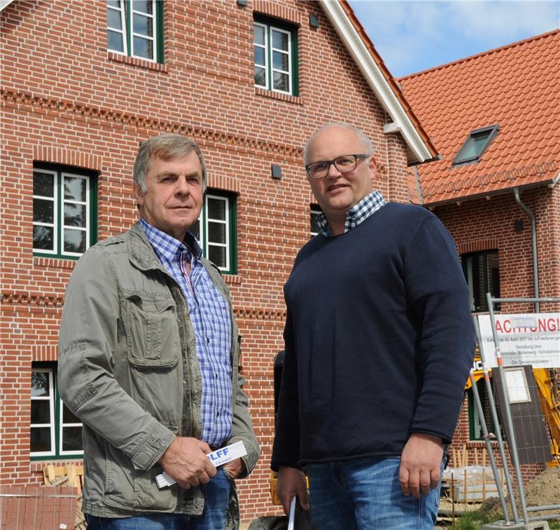 Der ehemalige Bauamtsleiter Rolf Riggers (links) und Architekt Karsten Heins treffen sich regelmäßig auf der Baustelle . Foto Lankuttis