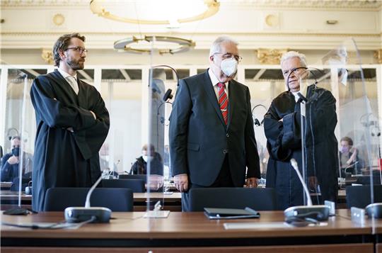 Der ehemalige Bezirksamtsleiter Harald Rösler (Mitte) wartet mit seinen Anwälten Johann Schwenn (rechts) und Leon Kruse im Gerichtssaal auf den Beginn der Verhandlung. Foto: Axel Heimken/dpa