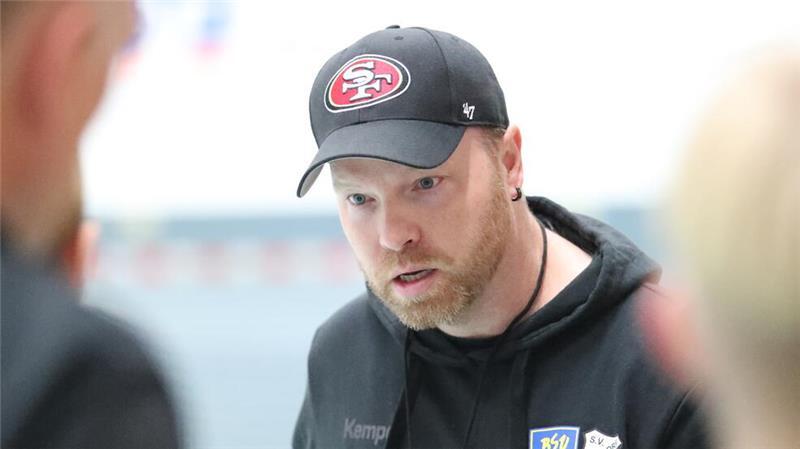 Der ehemalige Bundesliga-Handballer Stefan Völkers trainiert die C-Jugend. Seine drei Söhne spielen in der Mannschaft.