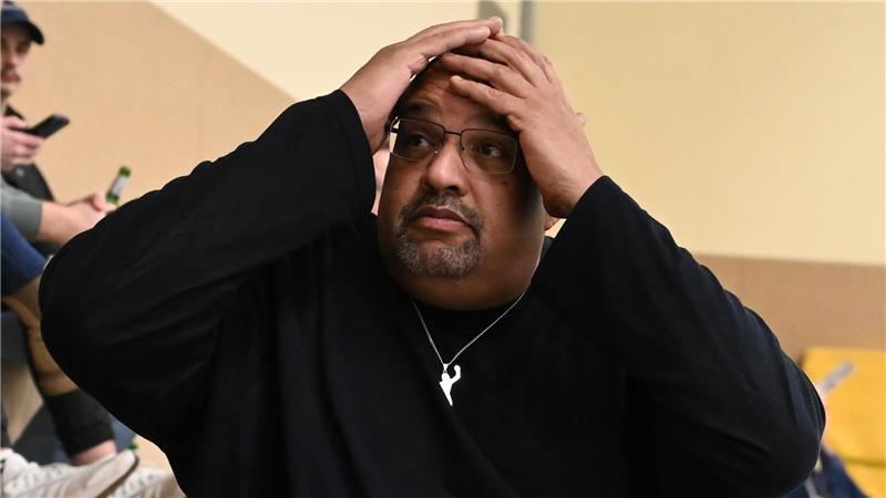 Der ehemalige Faustball-Nationalspieler Martin Becker verfolgt das Zweitligaspiel seines Sohnes Marvin in Ahlerstedt.