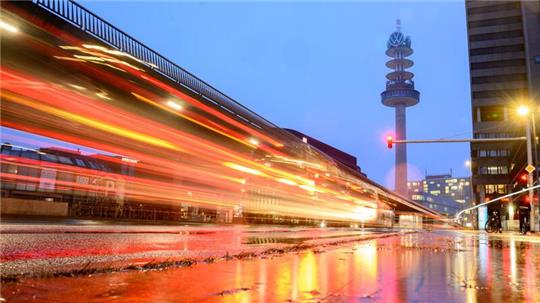 Der ehemalige Fernsehturm „Telemoritz“ (auch „VW-Tower“) steht an der Raschplatzhochstraße.
