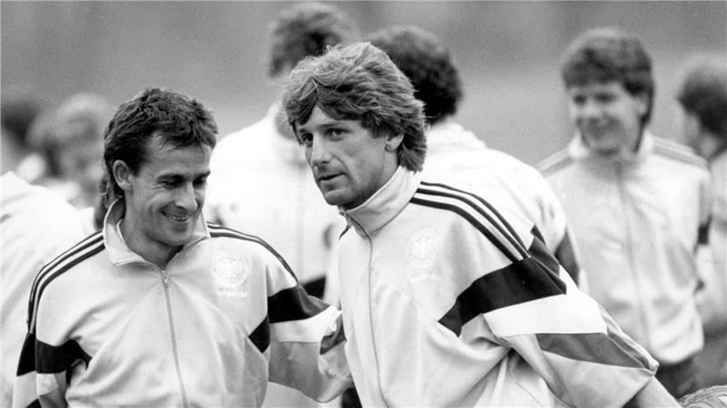 „Schlitzohr auf dem Rasen“: Ex-Weltmeister Mill gestorben Der ehemalige Fußball-Nationalspieler Frank Mill ist tot.