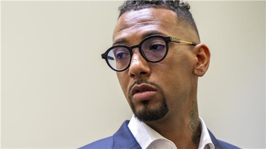 Der ehemalige Fußball-Nationalspieler musste sich wegen des Vorwurfs der Körperverletzung an seiner Ex-Partnerin vor Gericht verantworten.