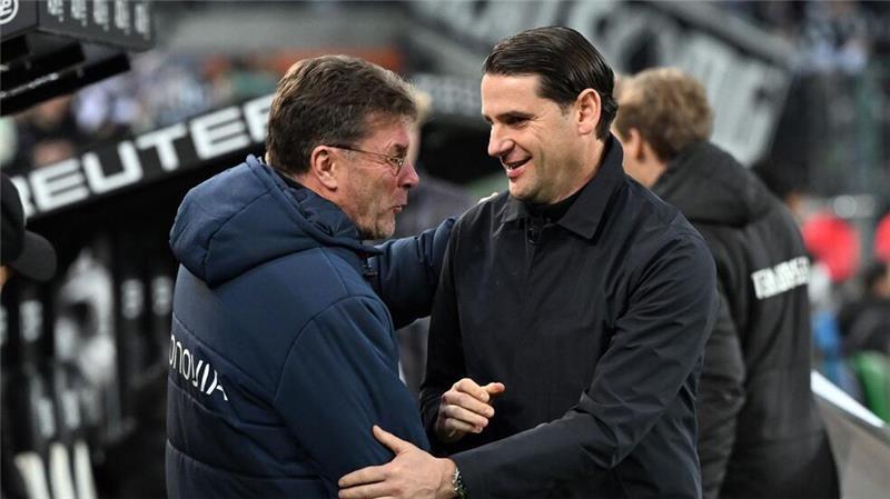 Rückschlag für Bochum beim 0:3 im Borussia-Park Der ehemalige Gladbacher Trainer Dieter Hecking wird im Borussia-Park freundlich bergüßt.
