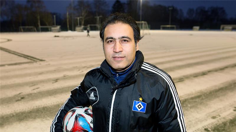 Der ehemalige HSV-Spieler Mehdi Mahdavikia steht auf dem Trainingsgelände des Hamburger SV. Foto: Axel Heimken/dpa