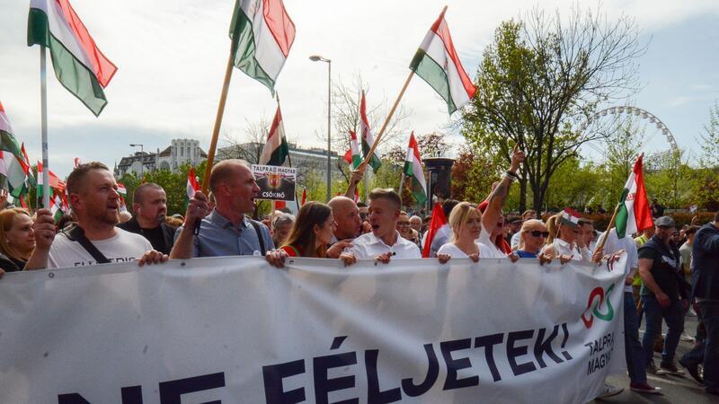 Massenprotest in Budapest gegen Orban Der ehemalige Insider der ungarischen Regierungspartei Fidesz, Peter Magyar (M.), führt in Budapest eine Demonstration gegen den ungarischen Ministerpräsident Viktor Orban an.